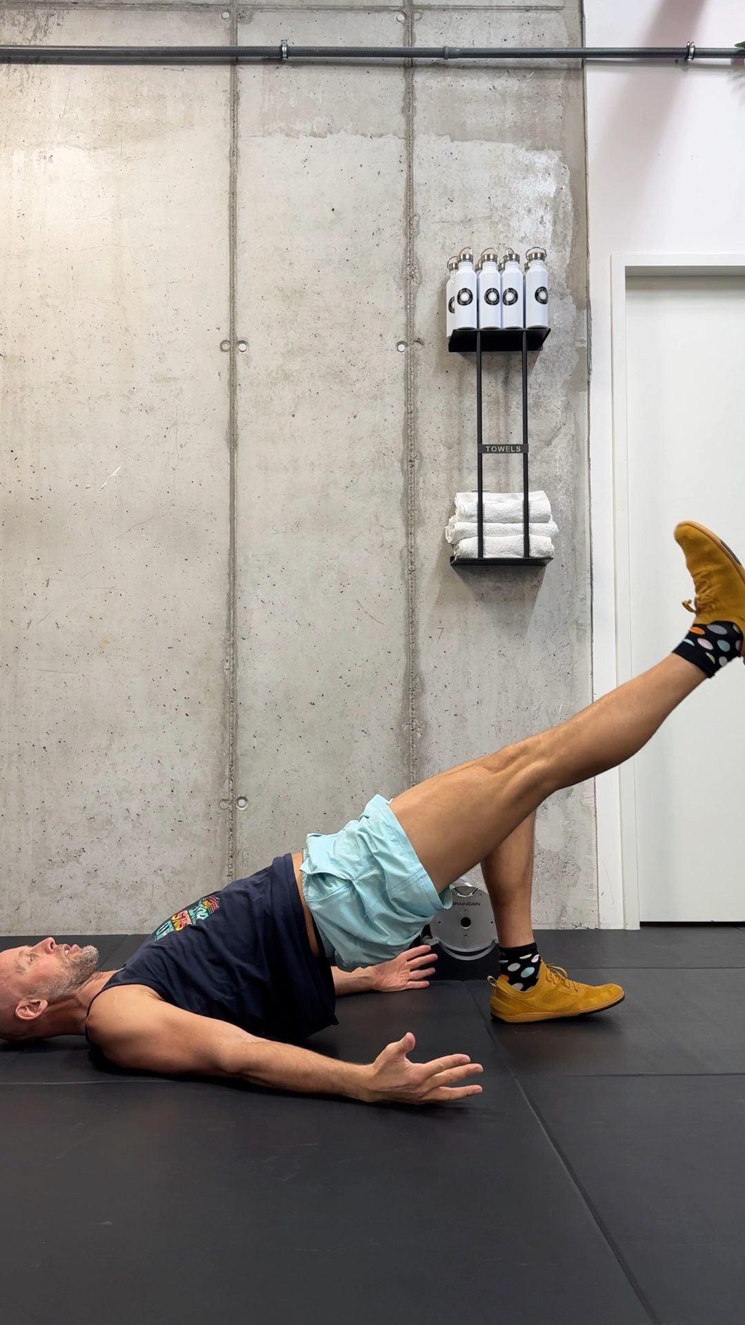 Glute Bridge mit angehobenem Bein als einbeinige Steigerung