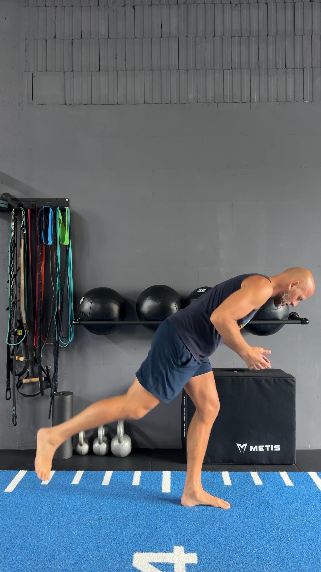 Hip airplane start, single leg, torso hinged forward
