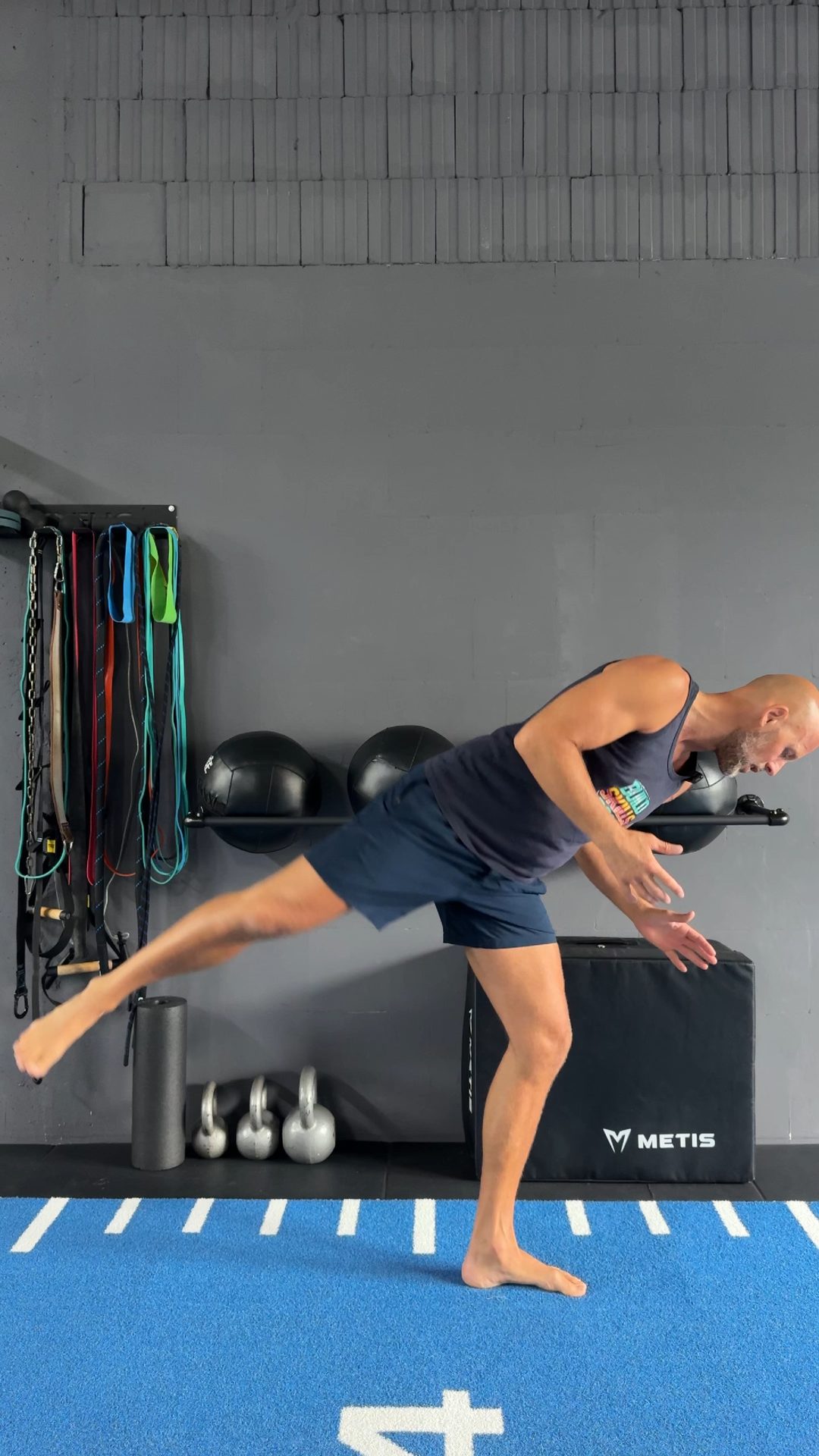 Hip airplane, standing hip rotated under control