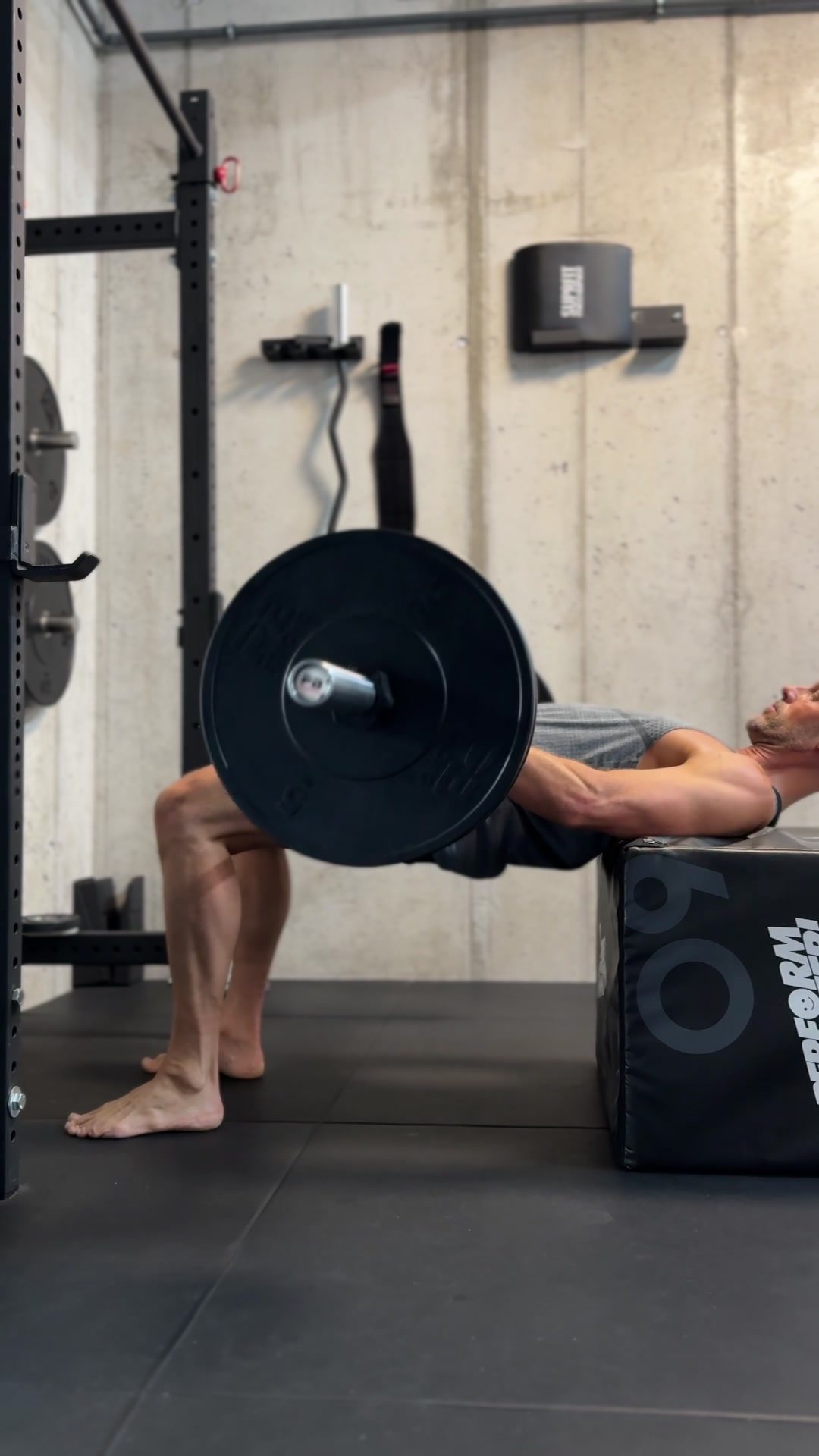 Barbell Hip Thrust in der Top-Hold-Position, beidbeinig, Hüfte voll gestreckt