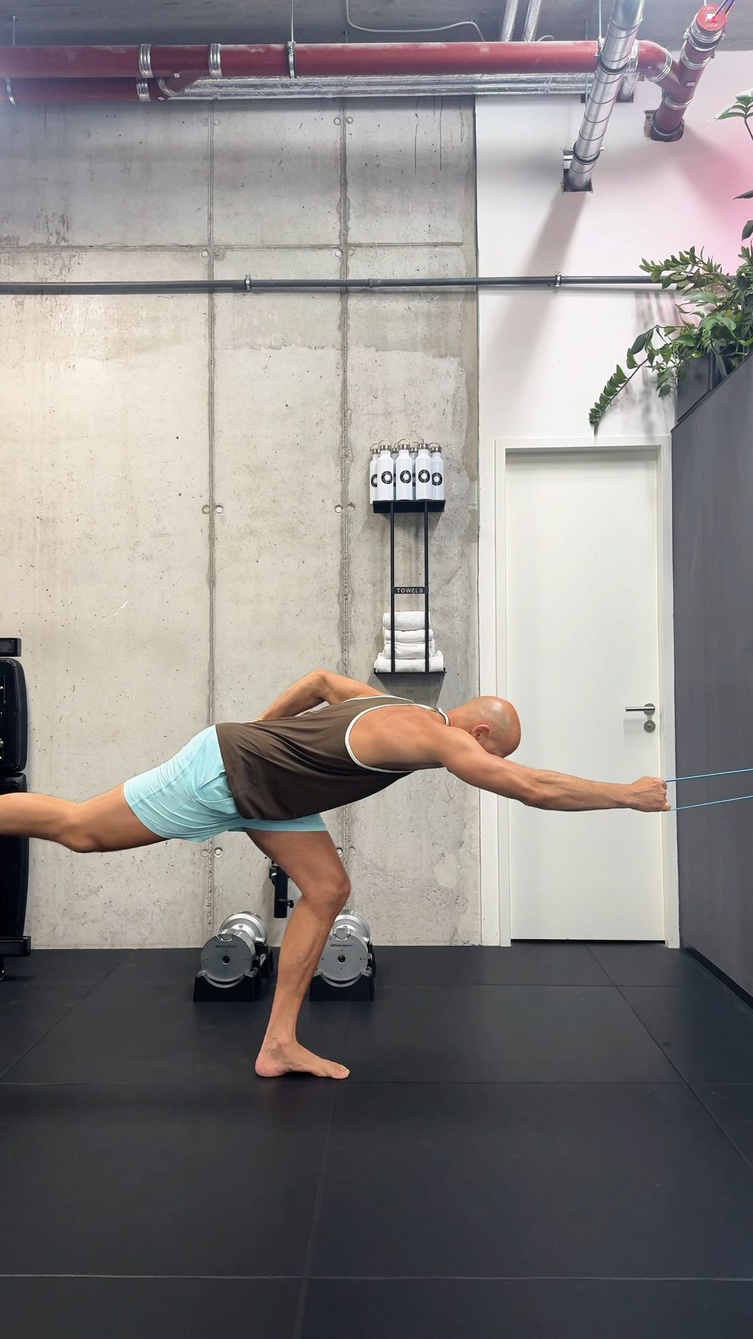 Single-leg RDL with a band, hinged end position, free leg extended back
