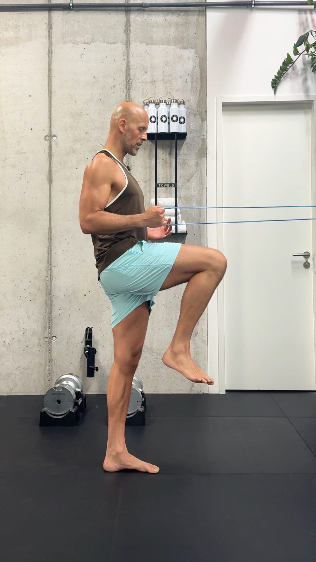 Single-leg RDL with a band, upright start position