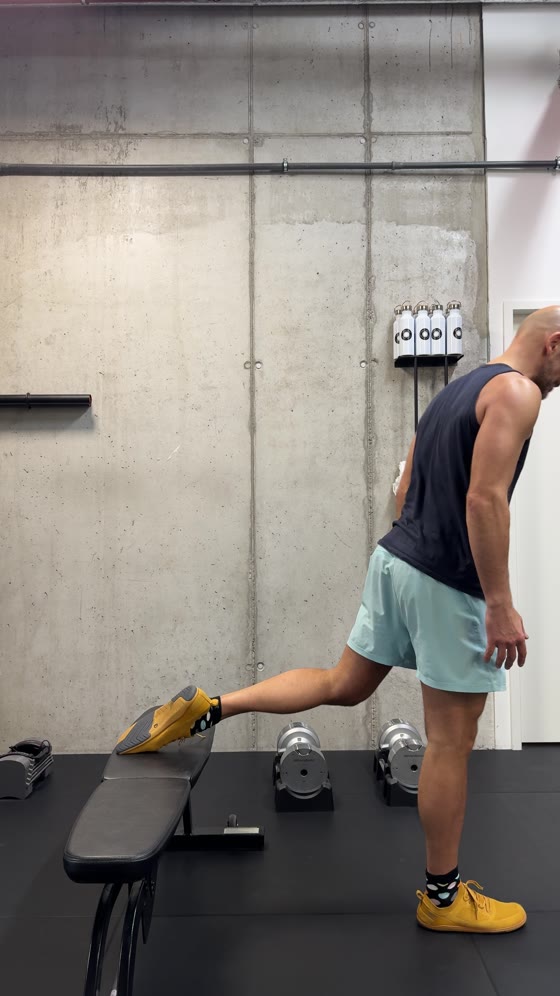 Hinteres Bein auflegen, Sprunggelenk an der Kante — die Startposition steht.
